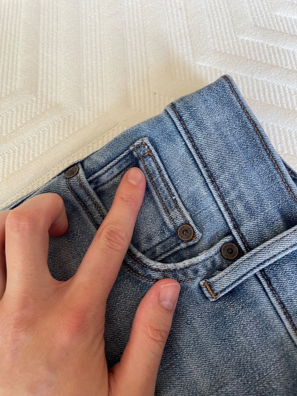 Aritzia Denim Forum, Lola high rise skinny crop jean 28W Medium to Light Blue - Picture 9 of 11
